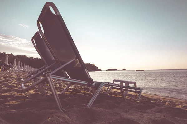 Chaises de plage au lever du soleil — Photo