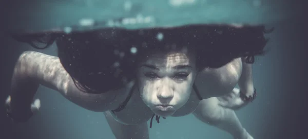 Vrouw onderwater zwemmen — Stockfoto