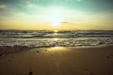 Sahilde gün doğumu