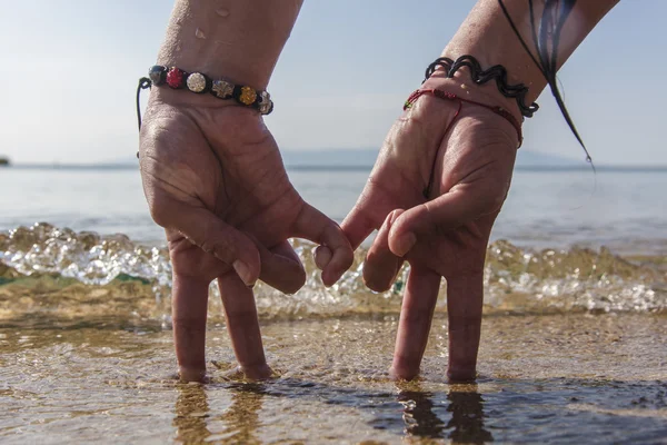 Mãos de casal na praia — Fotografia de Stock