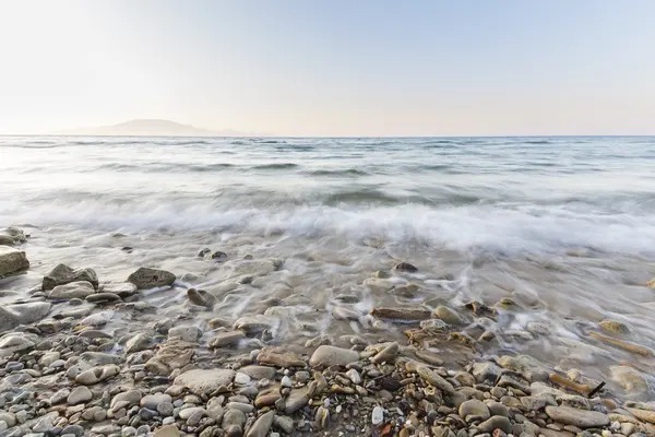 Meereswellen auf Steinen — Stockfoto