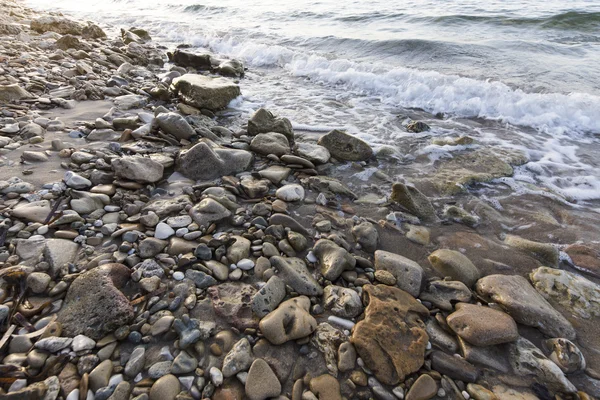 Ondas do mar em pedras — Fotografia de Stock