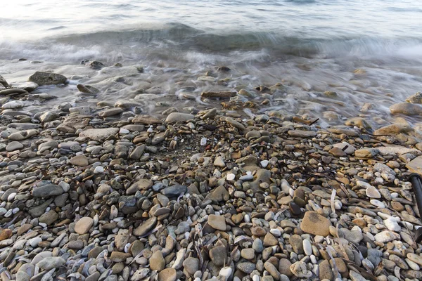 Ondas do mar em pedras — Fotografia de Stock