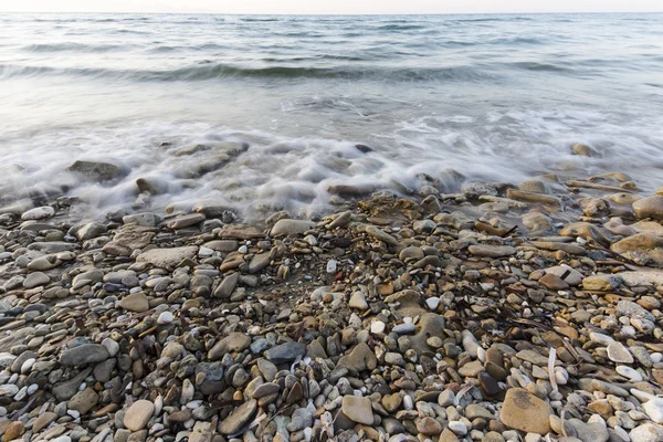 Ondas do mar em pedras — Fotografia de Stock