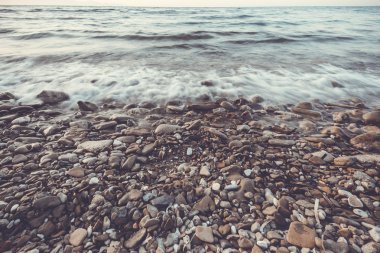 gün batımında kayalık sahil