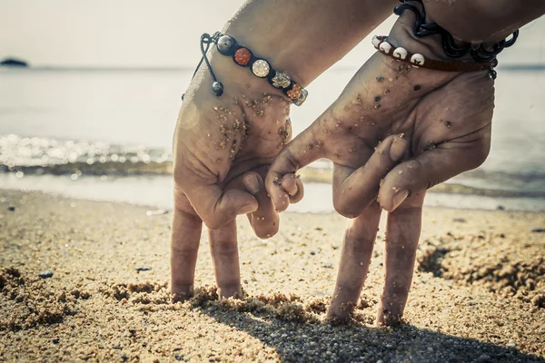 Mãos de casal na praia — Fotografia de Stock