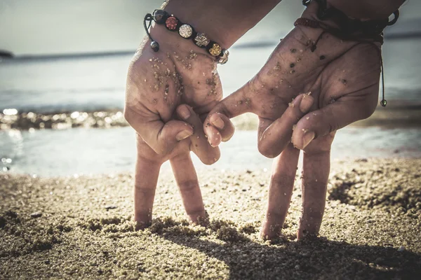 Couple hands on the beach — Stock Photo, Image