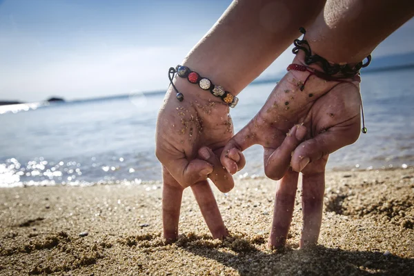 Mãos de casal na praia — Fotografia de Stock