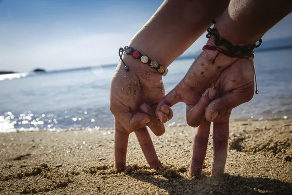 Mãos de casal na praia — Fotografia de Stock