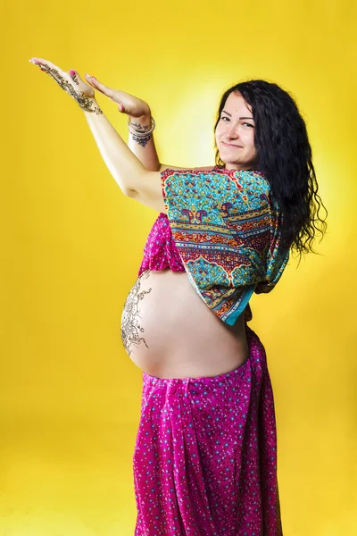 Henna tatoo on pregant belly — Stock Photo, Image