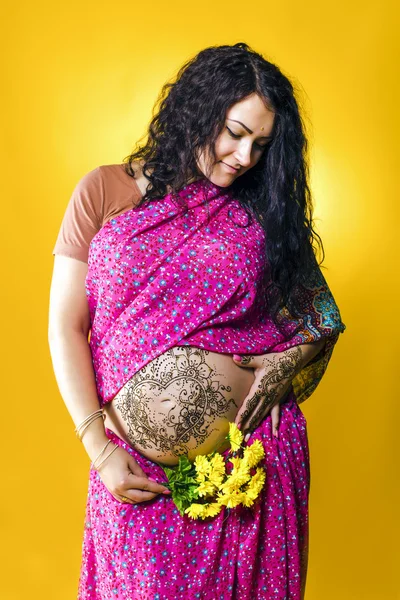 Henna tatoo on pregant belly — Stock Photo, Image