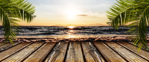 Gün batımında deniz manzarasında boş ahşap masa, panoramik görüntü