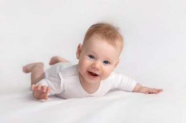 Beyaz arka planda şirin bir bebek.