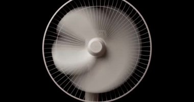 Siyah arkaplanda elektrik vantilatörü