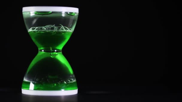 Песочные часы с зеленой жидкостью — стоковое видео