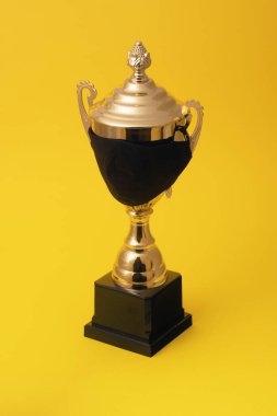 Siyah koruyucu maskeli altın kupa, Coronavirus 'a karşı zafer.