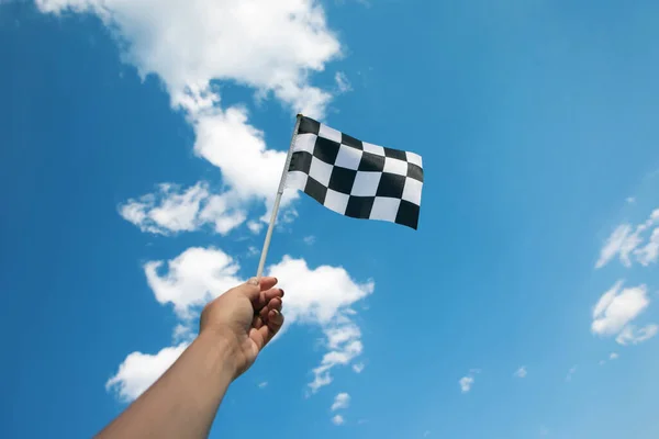 Mano Sosteniendo Una Bandera Cuadros — Foto de Stock