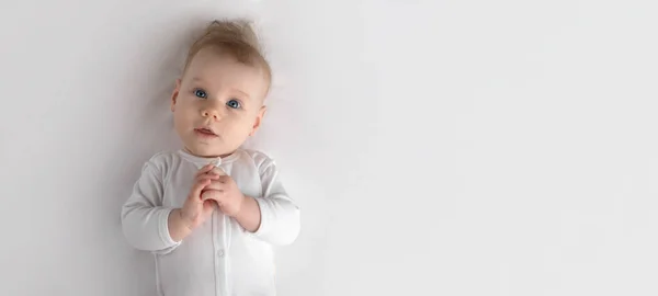 Małe Dziecko Białych Ubraniach Jasnym Tle — Zdjęcie stockowe