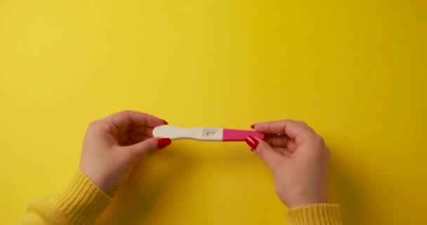 怀孕测试呈阳性反应 — 图库视频影像