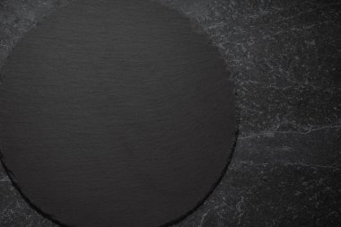 Tabak masada. Mermer zemin üzerinde siyah kayrak taşı. Boşluğu kopyala