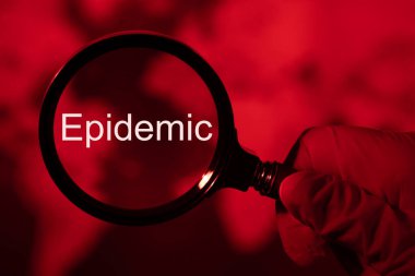 Coronavirus hastalığı küresel enfeksiyon konsepti, kırmızı tonlu dünya haritasında tıbbi büyüteç, salgın konsepti