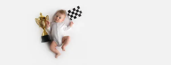 Altın Bardaklı Küçük Bebek Kareli Bayrak Küçük Işletme Konsepti Başlıyor — Stok fotoğraf