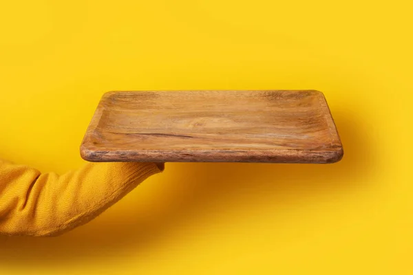 Bandeja Cozinha Madeira Mão Sobre Fundo Amarelo — Fotografia de Stock