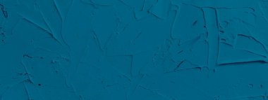 Düzensiz çizgiler ve darbelerle macun bıçağıyla uygulanan doldurma macununun mavi desenli arka planı