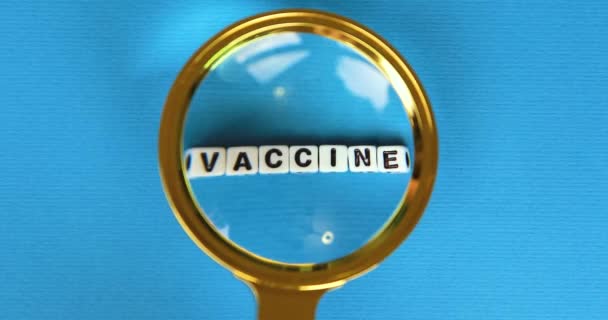 Szkło powiększające i szczepionka — Wideo stockowe