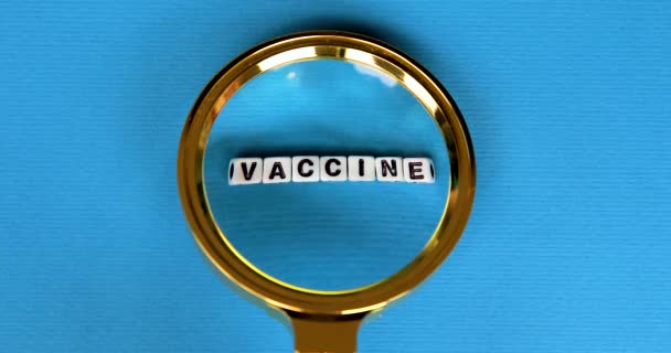 Nagyító és vakcina — Stock videók