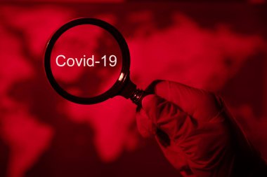 COVID-19 koronavirüs salgını, kırmızı tonlu küresel haritada COVID19 kelimesi. Dünya ekonomisi ve iş dünyası, Corona virüsünden etkilendi. COVID karantina ve tecrit kavramı