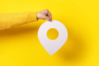 Beyaz harita işaretleyicisi 3D pin. Sarı arkaplan üzerindeki konum sembolü