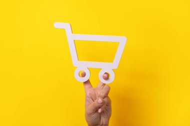 Sarı arkaplan üzerindeki alışveriş arabası sembolü