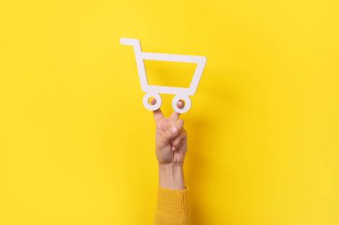 Sarı arkaplan üzerindeki alışveriş arabası sembolü