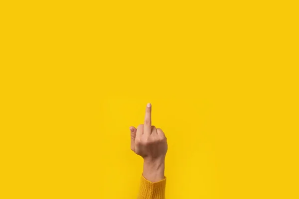 Handgeste Fick Dich Symbol Mittelfinger Zeichen Über Gelbem Hintergrund — Stockfoto