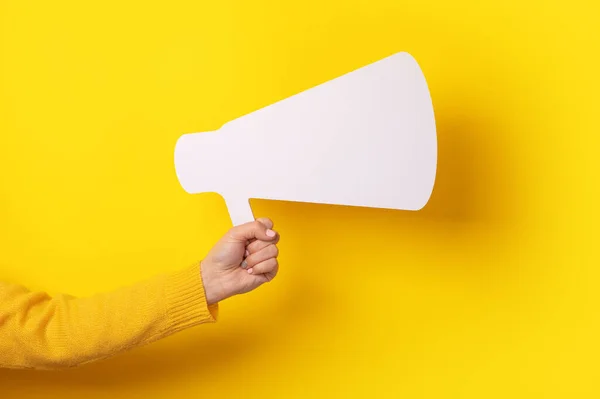 Megafone Símbolo Mão Sobre Fundo Amarelo — Fotografia de Stock