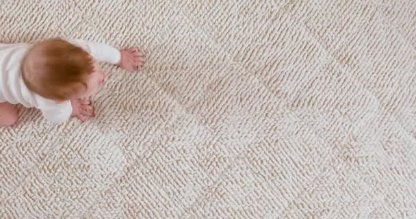 Baby krabbelt auf der Decke — Stockvideo