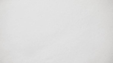 beyaz tuz döner ve dökülür