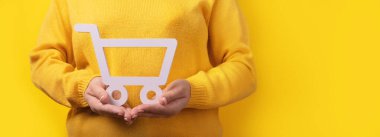 Ellerinde alışveriş arabası sembolü, panoramik görüntü