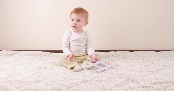 Infant baby child with hashtag sign in hand — Video Stock