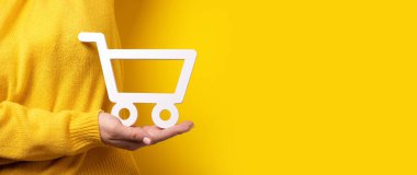 Sarı arka plan üzerinde alışveriş arabası, panoramik görüntü, online konsept satın alma