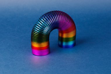 Renkli retro oyuncak, mavi arkaplan üzerinde sinsi