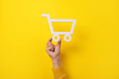 Sarı arkaplan üzerindeki alışveriş arabası sembolü