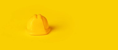 Çocukların sarı kaskı, inşaat konsepti, minimalist fotoğraf, panoramik model.