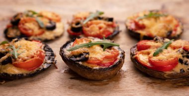 Portobello mantarlı, domatesli, peynirli ve biberli pizza