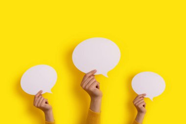 Kabarcık konuşma düzeni sarı arkaplan üzerinde