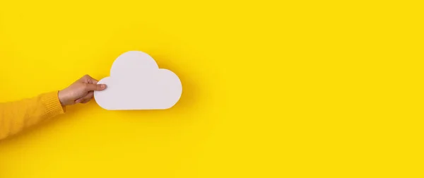 Концепція Хмарних Обчислень Рука Тримає Хмару Над Жовтим Тлом Хмарне — стокове фото