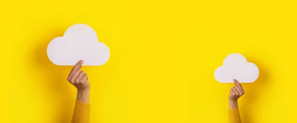 Дві Руки Тримають Паперову Хмару Над Жовтим Тлом Панорамне Зображення — стокове фото