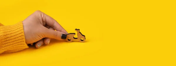 Entrega Scooter Mão Sobre Fundo Amarelo Mock Panorâmico Com Espaço — Fotografia de Stock