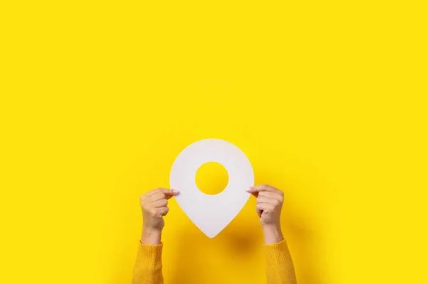 白い地図ポインタ3Dピン黄色の背景の上に手の位置記号 — ストック写真